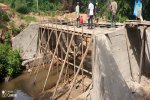 Mbam de Inoubou: un pont définitif en construction sur la rivière Manoui dans l’arrondissement de Nitoukou